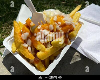 Nahaufnahme von isolierten fettigen Fett ungesunde Snack: pommes spezial mit Mayonnaise, Ketchup und Zwiebeln in Plastikschüssel - Niederlande Stockfoto