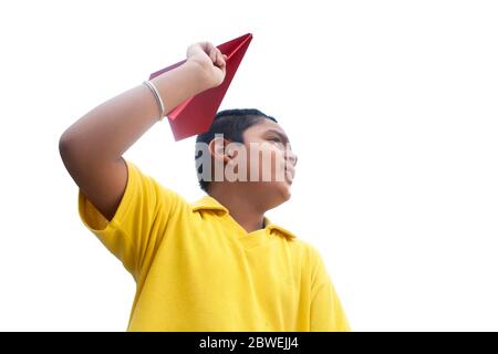 Jungen spielen mit einem Papierflieger und lächelnd Stockfoto