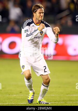 David Beckham in Aktion für Los Angeles Galaxy gegen New York Red Bulls im MLS Play Off Spiel in Carson, Kalifornien. David und Thiery Henry kamen während des Spiels nah an und David trug auch seine neuen adidas Fußballschuhe. Stockfoto