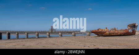 YELLAND, NORTH DEVON, Großbritannien - MAI 28 2020: Abgebrochenes Schiffswrack, am sandigen Ufer durch einen Steg, der einst das örtliche Kraftwerk bediente. Am Strand war es rostig. Stockfoto