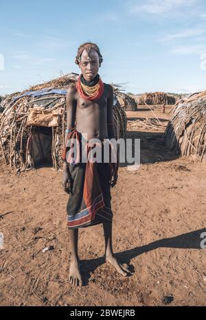 Omorate, Omo Valley, Äthiopien - 11. Mai 2019: Porträt eines Jugendlichen aus dem afrikanischen Stamm Dasanesh. Daasanach sind die ethnischen Gruppen der Cushiten, die in der Stadt leben Stockfoto