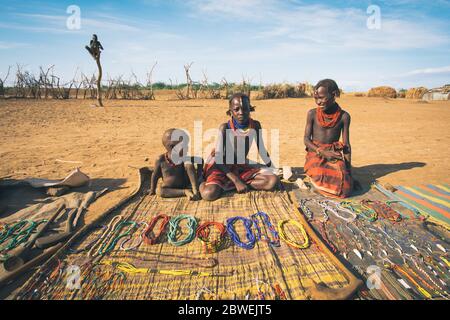 Omorate, Omo Valley, Äthiopien - 11. Mai 2019: Kinder aus dem afrikanischen Stamm Dasanesh bieten handgemachte Souvenirs. Daasanach sind Cushitic ethnischen Grou Stockfoto