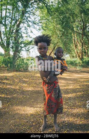 Omorate, Omo Valley, Äthiopien - 11. Mai 2019: Porträt von Kindern des afrikanischen Stammes Dasanesh. Daasanach sind die ethnischen Gruppen der Cushiten, die in der Stadt leben Stockfoto