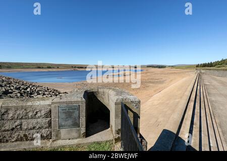 Selset Reservoir, Lunedale, County Durham, Großbritannien. Juni 2020. Wetter in Großbritannien. Nach dem trockensten Mai, der je aufgezeichnet wurde, und Reparaturarbeiten im Talabfluß, backen die ausgetrockneten und rissigen Ufer des Selset-Reservoirs unter heißer Sonne. Quelle: David Forster/Alamy Live News Stockfoto