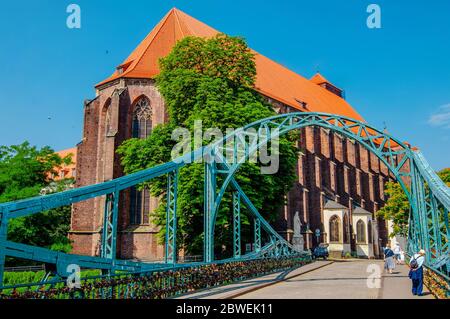 BRESLAU, POLEN. Panoramablick auf die renovierte Tumski-Brücke (Most Tumski) in Breslau Stockfoto