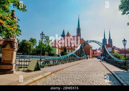 BRESLAU, POLEN. Panoramablick auf die renovierte Tumski-Brücke (Most Tumski) in Breslau Stockfoto