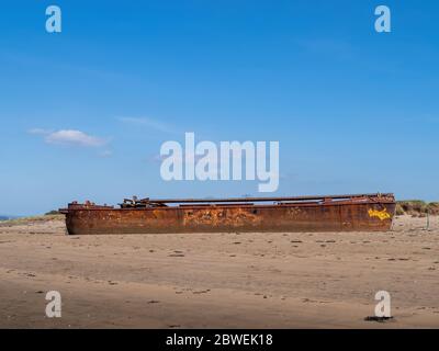 YELLAND, NORTH DEVON, Großbritannien - MAI 28 2020: Abgebrochenes Schiffswrack am Sandstrand. Rostender Rumpf am Strand. Profil. Stockfoto