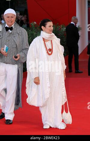 VENEDIG, ITALIEN - SEPTEMBER 01: Carla Fracci und Beppe Menegatti nehmen an der Eröffnungsfeier und der Premiere des "Schwarzen Schwans" Teil Stockfoto