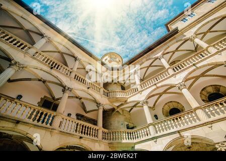 Arkadenhof, Altes Schloss, STUTTGART, DEUTSCHLAND. Juli 2015. Balkone und Architektur des Alten Schlosses (neben dem Schlossplatz) auf blauem Himmel Hintergrund. Dies Stockfoto