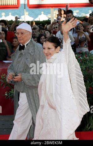 VENEDIG, ITALIEN - SEPTEMBER 01: Carla Fracci und Beppe Menegatti nehmen an der Eröffnungsfeier und der Premiere des "Schwarzen Schwans" Teil Stockfoto