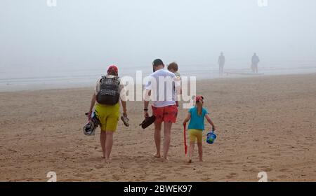 Portobello, Edinburgh, Schottland, Großbritannien. Juni 2020. Früher Meeresnebel oder haar (Meeresfret) an der Küste von Firth of Forth, 12 Grad Celsius, fühlt sich aber wärmer an als gestern, wegen wenig oder gar keinem Wind. Wassersport, die auf dem Wasser und Familien in Erwartung der Nebelbildung und Sonnenschein Rückkehr, erwartet hoch von 21 Grad. Stockfoto