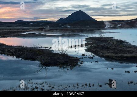 Der Blaue See in Reykjahlíð, in der Nähe des Sees Myvatn, Island. Kieselgel-reiches, beheiztes Wasser, das aus einer geothermischen Anlage in dieser aktiven vulkanischen Zone abfliessend ist Stockfoto