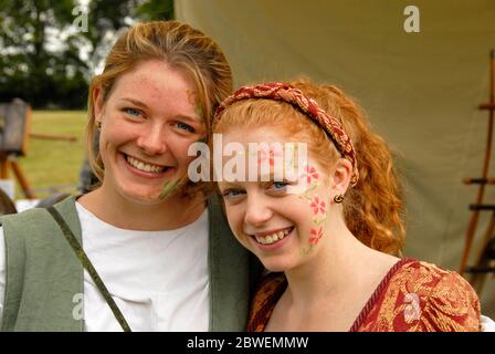 Zwei attraktive junge Damen im Oldday Kostüm auf dem Sommermarkt. England Stockfoto