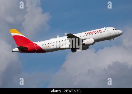 Budapest / Ungarn - 15. Mai 2018: Iberia Airlines Airbus A320 EC-IEF Passagierflugzeug startet am Flughafen Budapest Stockfoto