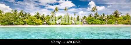 Wunderschönes tropisches Strandbanner. Weißer Sand und Kokospalmen Reise Tourismus breites Panorama Hintergrund Konzept. Tolle Strandlandschaft. Ruhiger Strand Stockfoto