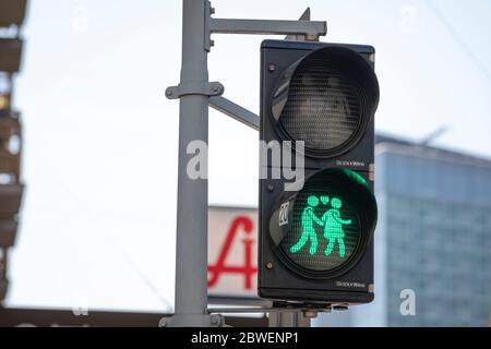 Wien,Österreich-April 03-202:Fußgängerampel Original Green Lovers Signal in Wien, Österreich. Leuchtfiguren Hände halten mit Herz Symbo Stockfoto