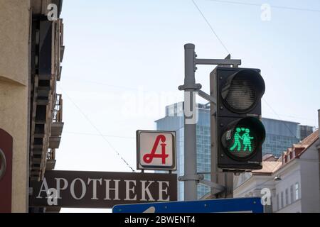 Wien,Österreich-April 03-202:Fußgängerampel Original Green Lovers Signal in Wien, Österreich. Leuchtfiguren Hände halten mit Herz Symbo Stockfoto