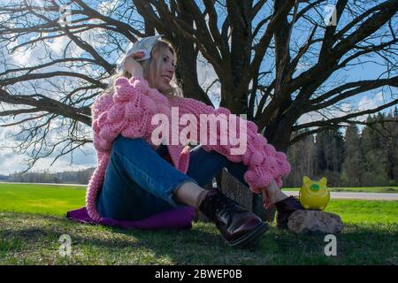 Emotionale Blondine hält Papiergeld in den Händen. Konzept Für Persönliche Einsparungen. Werbefläche Stockfoto