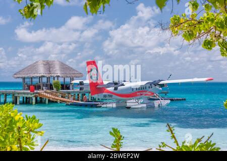 MALE, MALEDIVEN - 27.12.2018: Das Wasserflugzeug der Trans Maldivian Airways Airline fliegt in blauem Himmel über Male. Exotischer Reisetourismus, Sommerurlaub Stockfoto