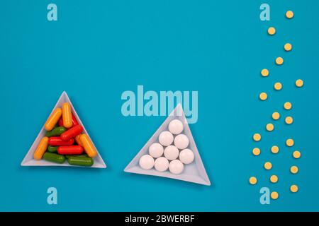 Bunte Pillen sind auf dem Tisch verstreut. Draufsicht mit Kopierfläche, flachem Lay. Stockfoto