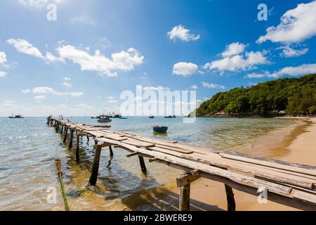 Lokaler Hafen in dem schönen Fischerdorf Tran Hung Dao, tropische Phu Quoc Insel (ein Thoi Bezirk) in Vietnam. Landschaft aufgenommen an sonnigen Tagen Stockfoto