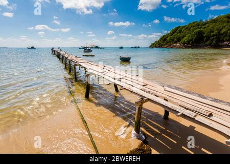 Lokaler Hafen in dem schönen Fischerdorf Tran Hung Dao, tropische Phu Quoc Insel (ein Thoi Bezirk) in Vietnam. Landschaft aufgenommen an sonnigen Tagen Stockfoto