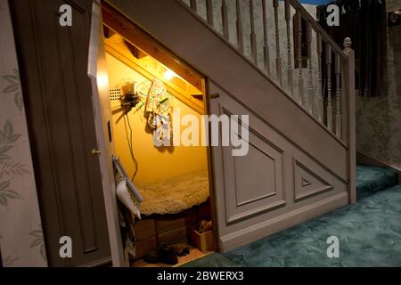 Harry Potters Schlafzimmer, unter der Treppe, bei Warner Bros Studios Tour, London, Großbritannien, Harry Potter, Studio Tour, Backstage, Objekte, Filmfabrik Stockfoto