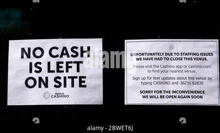 Öffentliche Mitteilung an EIN Schaufenster während der Covid-19 Lockdown Advising No Cash auf dem Gelände Stockfoto