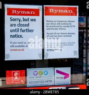 Ryman Stationery Chain Post Customer Notices on Shop Windows, da sie wegen der Coronavirus Pandemie geschlossen bleiben Stockfoto
