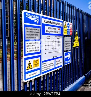 Warnhinweise Für Gesundheit Und Sicherheit Der Nationalen Bahngesellschaft Am Bahnhof Sutton Mail Line Stockfoto