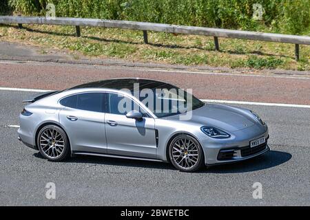 2019 Porsche Panamera 4S S-A;' Fahrzeugverkehr fahrende Fahrzeuge, Autos fahren Fahrzeug auf britischen Straßen, Motoren, Autofahren auf der Autobahn M6 Stockfoto