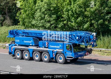 Liebherr Commhoist, 2019 blau Liebherr Ltm1040-2.1; LKW-Transport Lieferwagen, LKW, Transport, LKW, Frachtführer, Reisefahrzeug, Europäische gewerbliche Transportindustrie, M6 in Manchester, Großbritannien Stockfoto