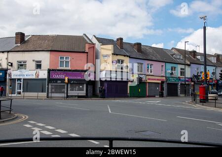 Sheffield UK – April 09 2020: Im normalerweise geschäftigen Herzen von Darnall während der Sperrung des Coronavirus Covid-19 an der Staniforth Road sind nur wenige Menschen zu sehen Stockfoto