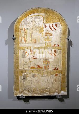 Grabstele von hat seiner Familie gewidmet. Kalkstein. (1440-1390 v. Chr.) Neues Königreich, ägyptische Sammlung. Archäologisches Museum von Neapel. Stockfoto