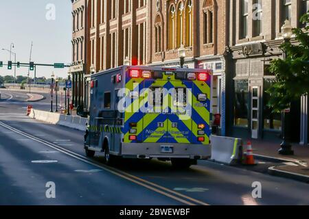 NORWALK, CT, USA - 31. MAI 2020: Notarztwagen in der leeren Innenstadt am Morgen während COVID-19 Pandemie Stockfoto