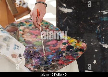 Nahaufnahme von unkenntlich männlichen Künstler Mischen Farbe auf Palette während der Malerei im Kunststudio, kopieren Raum Stockfoto