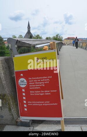 Grenzübergang zwischen Laufen und Oberndorf, Deutschland und Österreich, in Coronaviruszeit, Kontrolle, Hinweisschild, Verbot, Grenzbrücke, 31.05.2020 Stockfoto