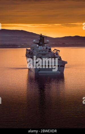 HMS Albion eine von zwei Amphibienfahrzeuge, LPDs (Landing Platform Dock), die von der Royal Navy in Loch Ewe, Westküste Schottlands betrieben werden Stockfoto