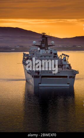 HMS Albion eine von zwei Amphibienfahrzeuge, LPDs (Landing Platform Dock), die von der Royal Navy in Loch Ewe, Westküste Schottlands betrieben werden Stockfoto