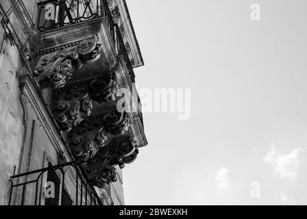 Sizilianische Architektur in Schwarz und Weiß Stockfoto