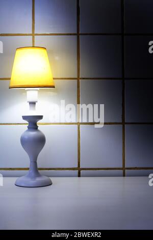 Elegante weiße Schreibtischlampe mit gelbem Lampenschirm Stockfoto