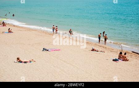 TARRAGONA, SPANIEN - 31. MAI 2020: Menschen genießen am Miracle Beach in Tarragona, in der zweiten Phase der Lockerung der covid-19 Beschränkungen, wh Stockfoto