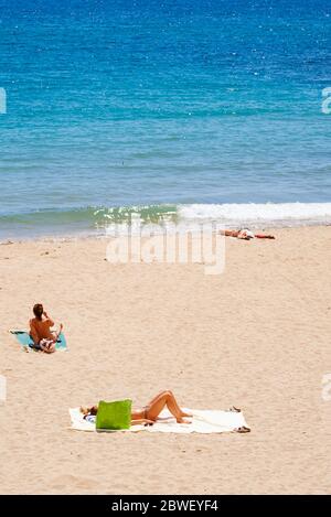 TARRAGONA, SPANIEN - 31. MAI 2020: Menschen genießen am Miracle Beach in Tarragona, in der zweiten Phase der Lockerung der covid-19 Beschränkungen, wh Stockfoto