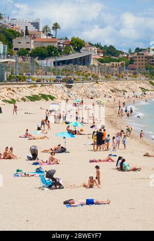 TARRAGONA, SPANIEN - 31. MAI 2020: Menschen genießen am Miracle Beach in Tarragona, in der zweiten Phase der Lockerung der covid-19 Beschränkungen, wh Stockfoto