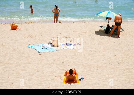 TARRAGONA, SPANIEN - 31. MAI 2020: Menschen genießen am Miracle Beach in Tarragona, in der zweiten Phase der Lockerung der covid-19 Beschränkungen, wh Stockfoto