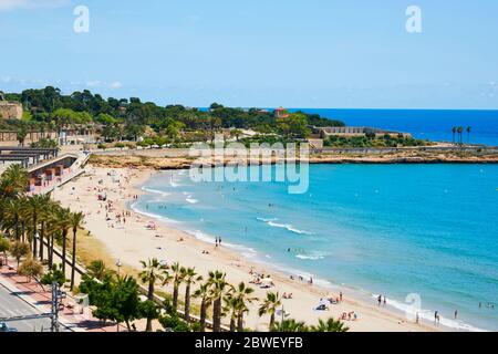 TARRAGONA, SPANIEN - 31. MAI 2020: Menschen genießen am Miracle Beach in Tarragona, in der zweiten Phase der Lockerung der covid-19 Beschränkungen, wh Stockfoto