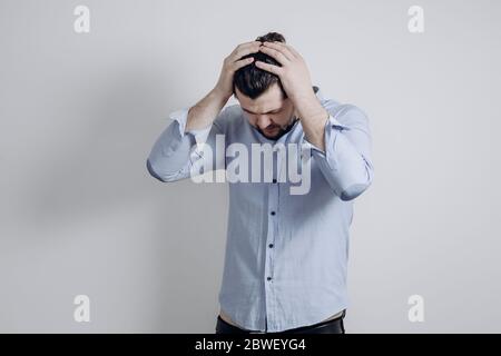 Ein Mann hält seinen Kopf in den Händen. Schluss mit Rassismus. Stoppen Sie den Virus Stockfoto