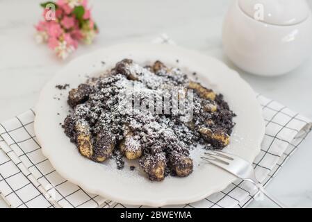 Kartoffelknödel mit Sulznocken mit gemahlener Mohnkerne und Zuckerpulver Stockfoto