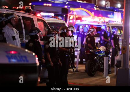 (200601) -- NEW YORK, 1. Juni 2020 (Xinhua) -- Polizeibeamte stehen Wache, als Demonstranten in der Nähe des Union Square in Manhattan, New York, USA, gegen Polizeigewalt protestieren, 31. Mai 2020. (Xinhua/Wang Ying) Stockfoto