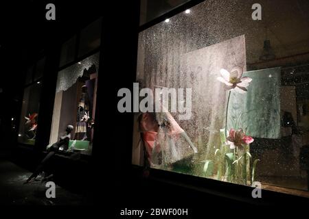 (200601) -- NEW YORK, 1. Juni 2020 (Xinhua) -- die Fenster eines Ladens werden bei einem Protest gegen die Polizeigewalt in Manhattan, New York, USA, am 31. Mai 2020 beschädigt. (Xinhua/Wang Ying) Stockfoto